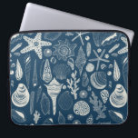 Capa Para Notebook Conchas marítimas em azul escuro<br><div class="desc">Padrão vetorial desenhado à mão com conchas marinhas</div>