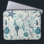 Capa Para Notebook Conchas marítimas em branco<br><div class="desc">Padrão vetorial desenhado à mão com conchas marinhas</div>