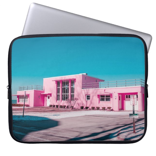 Capa Para Notebook Construção de betão rosa sob céu azul (Frente)