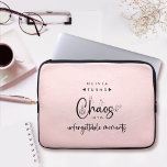 Capa Para Notebook Coordenador do Caos Rosa Esmagador<br><div class="desc">A Bolsa de laptop Coordenador do Caos de Esfregão é um na moda essencial para qualquer planejador de casamento ou evento, com um roteiro elegante de preto e branco que mostra orgulhosamente "coordenador do caos". Este acessório moderno e prático faz o presente perfeito para um planejador de casamento, mantendo seu...</div>