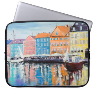 Capa Para Notebook Copenhaga num dia brilhante, edifícios coloridos e