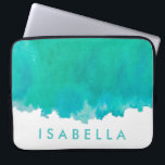 Capa Para Notebook Cor Verde Verde Verde Moderna Nome da Água Legenda<br><div class="desc">Proteja seu laptop com estilo com esta manga moderna chique. Design apresenta um fundo de aquarela verde azul bonito e seu nome ou outro texto personalizado em uma fonte de tipografia turquesa simples. Este elegante e moderno caso de computador faz um presente de na moda para ela.</div>