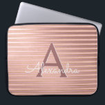 Capa Para Notebook Cora o monograma cor-de-rosa e do ouro das listras<br><div class="desc">Coram o rosa e o caso elegante do monograma das listras da folha Dourado do falso. Este caso pode ser personalizado para incluir seus inicial e nome.</div>