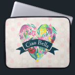 Capa Para Notebook Coração Floral de Ciao Bella Cute com Flores Tropi<br><div class="desc">Uma bolsa de laptop com texto personalizável que diz: "Ciao Bella" escrita em texto curvo dentro de fita verde azul sobre um coração branco cheio de flores e folhas tropicais em cores rosa, verde e amarela. O fundo é um padrão fraco com círculos em rosa claro e branco. Sumério e...</div>