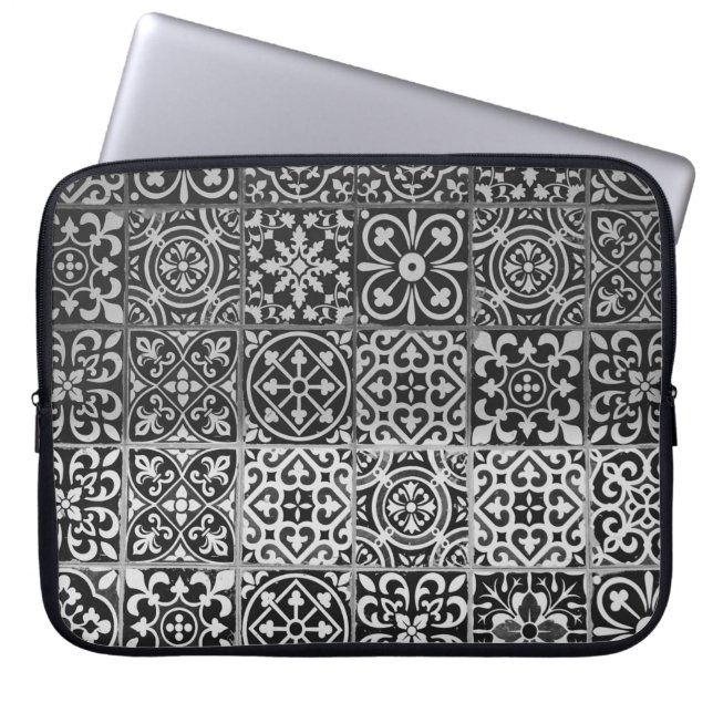 Capa Para Notebook Cores damasco pretas e brancas (Frente)
