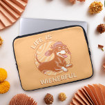 Capa Para Notebook Cores retrorreflectores "A vida é ampla" de Dachsh<br><div class="desc">Proteja seu laptop com estilo com esta Bolsa de laptop "A vida é ampla". Esta design divertida e peculiar apresenta um adorável dachshund, completo com um bonitinho chapéu fedora, capturando perfeitamente a essência do encanto retrô. As cores mudas de terracota e laranja dão a ela uma sensação de vintagem, fazer-a...</div>