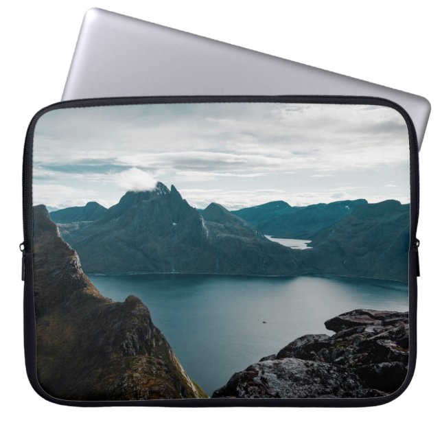 CAPA PARA NOTEBOOK CORPO CALMO DE ÁGUA PERTO DA MONTANHA (Frente)