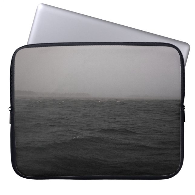 CAPA PARA NOTEBOOK CORPO DE ÁGUA COM CHUVA PESADA (Frente)