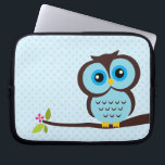 Capa Para Notebook Coruja azul bonito<br><div class="desc">Os eletrônicos à moda sleeve características que uma ilustração bonita do vetor de uma coruja se empoleirou em um ramo de árvore.</div>