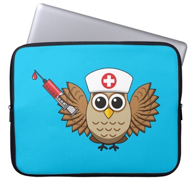 Capa Para Notebook Coruja Enfermeira Fofa com Cartoon de Seringa (Frente)