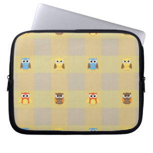 Capa Para Notebook Corujas bonitas no Fundo de cor castanho e amarelo