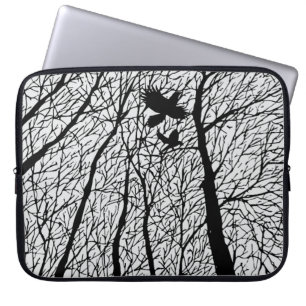 Capa Para Notebook Corvos em Silhueta nas Árvores de Inverno