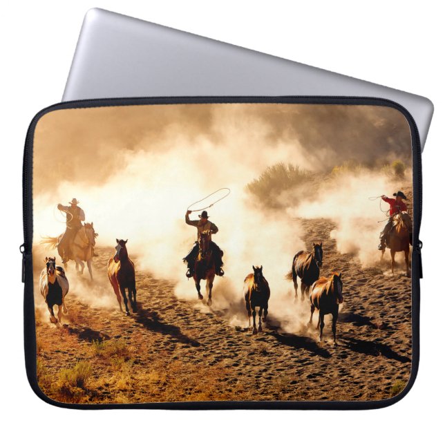 Capa Para Notebook Cowboys perseguindo cavalos selvagens. roping e eq (Frente)