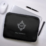 Capa Para Notebook Crest Cinza Negra Monograma Nome Vintage Monocromo<br><div class="desc">Um design preto e prateado com o monograma inicial numa crista de safra, recomendado para um homem. A crista é folha de prata falsa, o fundo é preto. Sob a crista há o nome em bonés de cinzas. A crista floral vintage de uma antiga ligação ao cobrir, do livro "Rust,...</div>