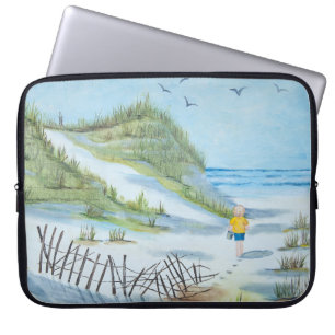 Capa Para Notebook Criança caminhando em uma praia