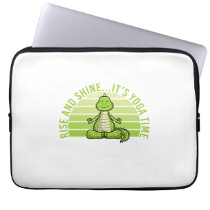 Capa Para Notebook Crocodilo giro engraçado fazendo yoga. yoga engraç