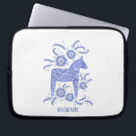 Capa Para Notebook Dala Horse de Sueco Nome Personalizado Bolsa de la<br><div class="desc">Um Cavalo Dalecarliano tradicional da Suecia. Remova ou altere o nome para personalizar.</div>