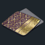 Capa Para Notebook Damascos Dourados Metálicos E Roxos Elegantes E La<br><div class="desc">Damascos florais de vintage cintilante ornamentado elegante e rendas em ouro metálico e tons roxos. Monograma personalizado Solicite qualquer cor que quiser enviando-me um e-mail.</div>