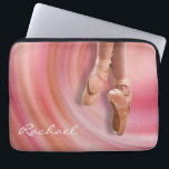 Capa Para Notebook Dancer de balé com Nome Personalizado<br><div class="desc">Uma dançarina balé nos dedos dos pés num design feminino cor-de-rosa com um fundo de espiral abstrato. Insira seu nome no lugar do nome de exemplo mostrado na modelo de design. Você também pode remover o nome se preferir o caso com ele. Basta selecionar o botão "personalizar" e excluir o...</div>