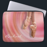 Capa Para Notebook Dancer de balé com Nome Personalizado<br><div class="desc">Uma dançarina balé nos dedos dos pés num design feminino cor-de-rosa com um fundo de espiral abstrato. Insira seu nome no lugar do nome de exemplo mostrado na modelo de design. Você também pode remover o nome se preferir o caso com ele. Basta selecionar o botão "personalizar" e excluir o...</div>