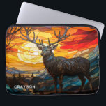 Capa Para Notebook Deer Sunset Woodland Mounains Nome Personalizado<br><div class="desc">Deer Sunset Woodland Mountain Personalized Name Computer Case apresenta um veado ao pôr do sol com árvores e montanhas ao fundo em um efeito de vidro manchado e personalizado com seu nome na tipografia moderna do roteiro. Perfeito como presente para a família e amigos no aniversário, Natal, feriados, Dia de...</div>