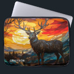 Capa Para Notebook Deer Sunset Woodland Mounains Nome Personalizado<br><div class="desc">Deer Sunset Woodland Mountain Personalized Name Computer Case apresenta um veado ao pôr do sol com árvores e montanhas ao fundo em um efeito de vidro manchado e personalizado com seu nome na tipografia moderna do roteiro. Perfeito como presente para a família e amigos no aniversário, Natal, feriados, Dia de...</div>