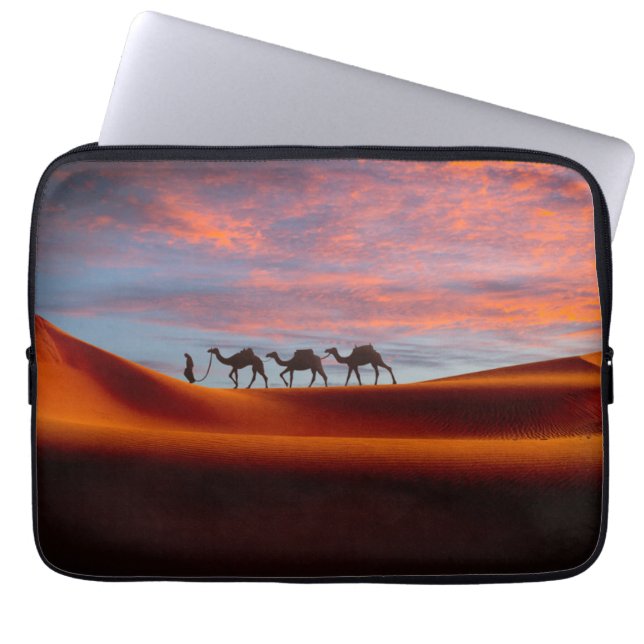 Capa Para Notebook Desertos | Man & Camels in the Sand Dunes (Frente)