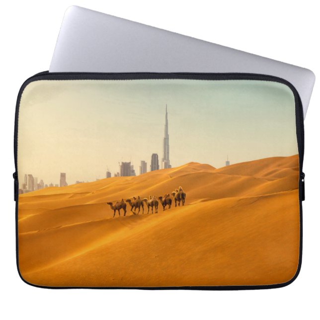 Capa Para Notebook Desertos | Vista Skyline do Dubai com Camelos (Frente)