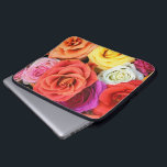Capa Para Notebook Design de Ilustração de Rosa de Multicores<br><div class="desc">Design de ilustração de rosa de multicores Elegante para bolsa de laptop. Rosas de cor branca e amarelo púrpura,  vermelhos. Disponível em outros produtos e que pode ser solicitado para qualquer um dos produtos oferecidos no Zazzle.</div>