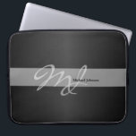 Capa Para Notebook Design do monograma e do nome<br><div class="desc">Características em um impressão preto e cinzento do acento com monograma e nome de DIY. As bolsas de laptop eletrônicas. o ⭐ este produto é 100% customizável. Os gráficos e/ou o texto podem ser adicionados, suprimido, movido, resized, mudado ao redor, girado, etc… 99% de meu design em minha loja são...</div>