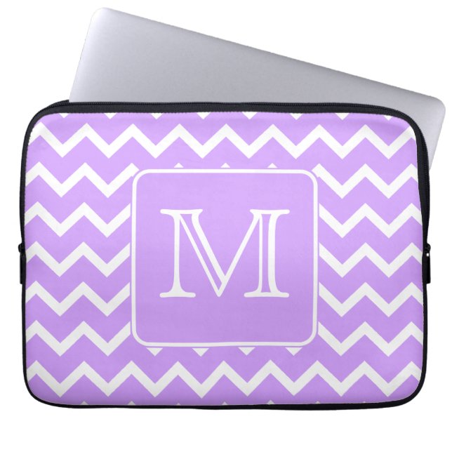 Capa Para Notebook Design roxo e branco de Chevron. Monograma feito (Frente)