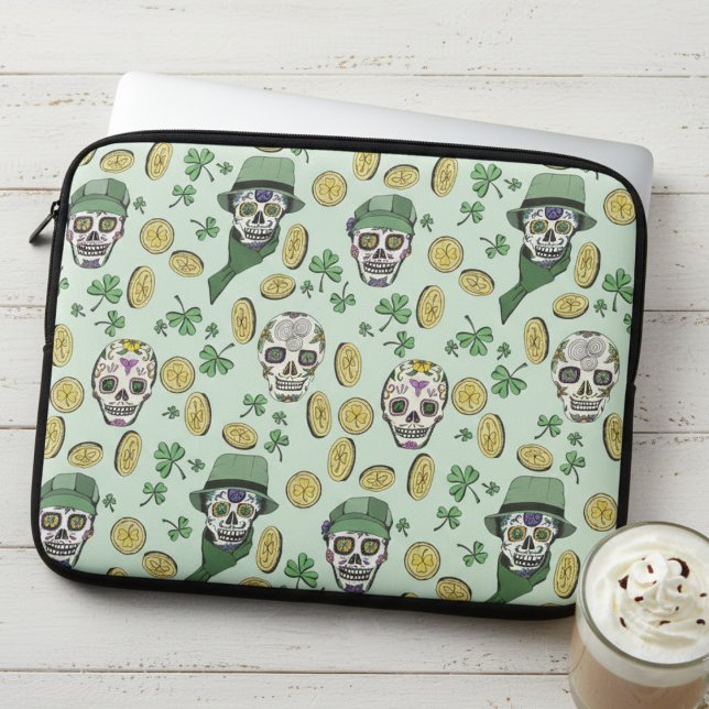 Capa Para Notebook Dia de São Patrício Irish Sugar Skull Personalizad (Fun Irish Laptop Sleeves for St Patrick's Day in Light Green. Sugar Skulls, Shamrock, Gold Coins.)