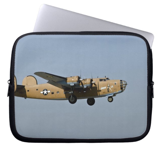 Capa Para Notebook Diamond Lil B-24 Bombardeiro, pousando em Oshkosh, (Frente)