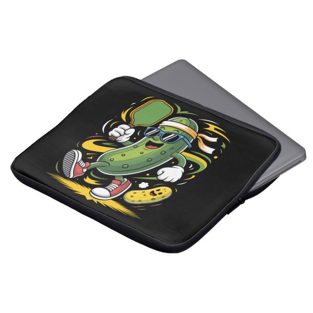 Capa Para Notebook Dill Pickle Jogando Pickleball (Frente Topo)