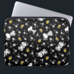 Capa Para Notebook Divertimento e flores do Snoopy & Woodstock<br><div class="desc">Dê uma olhada neste design super fofo com Snoopy e Woodstock parando para cheirar as flores.</div>