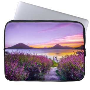Capa Para Notebook doca de madeira castanha entre campo de flores de 