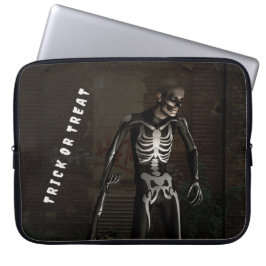Capa Para Notebook Doce ou travessura. Homem vestido de esqueleto