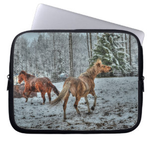 Capa Para Notebook Dois Cavalos Amigáveis Brincando na Neve 2 Foto