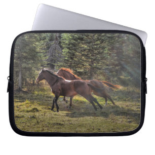 Capa Para Notebook Dois Cavalos Ranch Correndo na Floresta