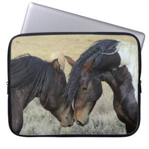 Capa Para Notebook Dois Cavalos Selvagens Marrons Nuzzling