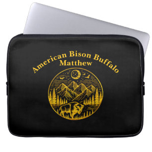 Capa Para Notebook Dourada Bison Roaming sob um céu montanhoso ilumin