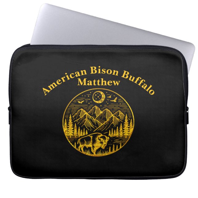 Capa Para Notebook Dourada Bison Roaming sob um céu montanhoso ilumin (Frente)