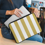 Capa Para Notebook Douradas faixas, tiras brancas, padrão riscado<br><div class="desc">Listras elegantes,  na moda e sofisticadas em ouro e branco. Presente moderno e moderno,  perfeito para o amante das listras em sua vida.</div>