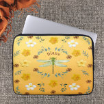 Capa Para Notebook Dragonfly em Dourado com Name<br><div class="desc">Dragonfly em Dourada Tote Bag. Esta design é uma bela disposição de uma libélula verde-clara com flores brancas e amarelas sobre fundo ouro. Fácil de editar com seu nome no espaço fornecido. Faça um presente especial para quem ama libélulas ou natureza.</div>