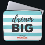 Capa Para Notebook Dream Big, texto de script, personalizado, cor per<br><div class="desc">Inspire seus esforços diários com nossa Bolsa de laptop Personalizada de Cor Personalizada do Texto Personalizado do Script 'Dream Big'. Esta bolsa de laptop não é apenas um acessório protetor para o seu dispositivo; é uma peça motivacional que o encoraja a perseguir suas ambições e aspirações. O elegante texto escrito...</div>