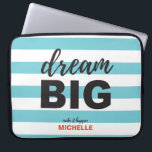 Capa Para Notebook Dream Big, texto de script, personalizado, cor per<br><div class="desc">Inspire seus esforços diários com nossa Bolsa de laptop Personalizada de Cor Personalizada do Texto Personalizado do Script 'Dream Big'. Esta bolsa de laptop não é apenas um acessório protetor para o seu dispositivo; é uma peça motivacional que o encoraja a perseguir suas ambições e aspirações. O elegante texto escrito...</div>
