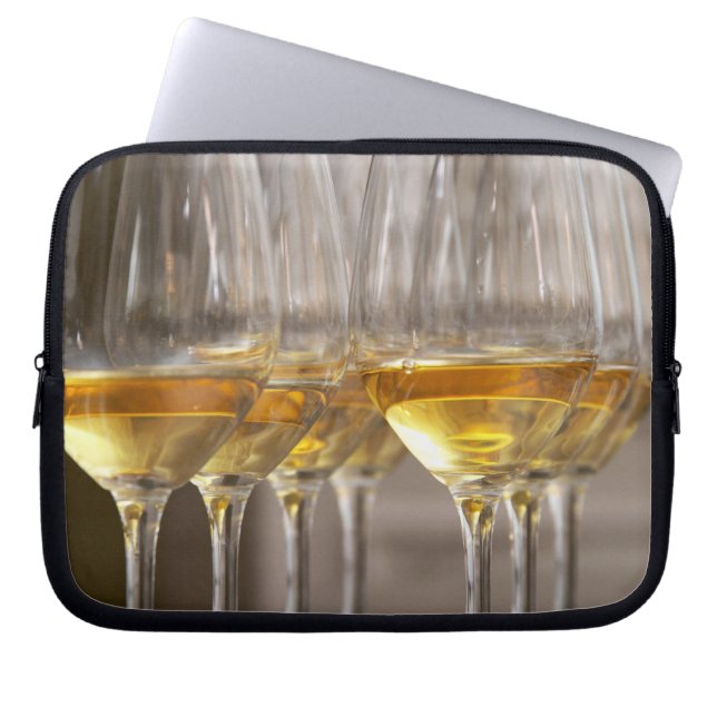 Capa Para Notebook duas fileiras de copos de degustação de vinho com  (Frente)