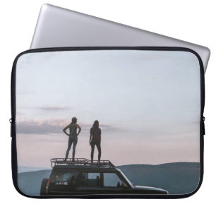 Capa Para Notebook Duas mulheres no telhado do carro