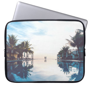 Capa Para Notebook Duas pessoas ao lado da piscina de natação