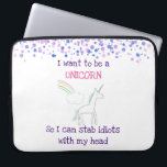 Capa Para Notebook Edgy Unicorn com Rainbow e Confetti Funny<br><div class="desc">Uma bolsa de laptop com desenho de unicórnio. Uma nuvem fofa no final de um arco-íris no fundo. A aquarela rosa e púrpura confunde a borda superior. O texto diz: "Quero ser um Unicórnio para que possa apunhalar idiotas com a cabeça. Engraçado,  elegante e fofo.</div>